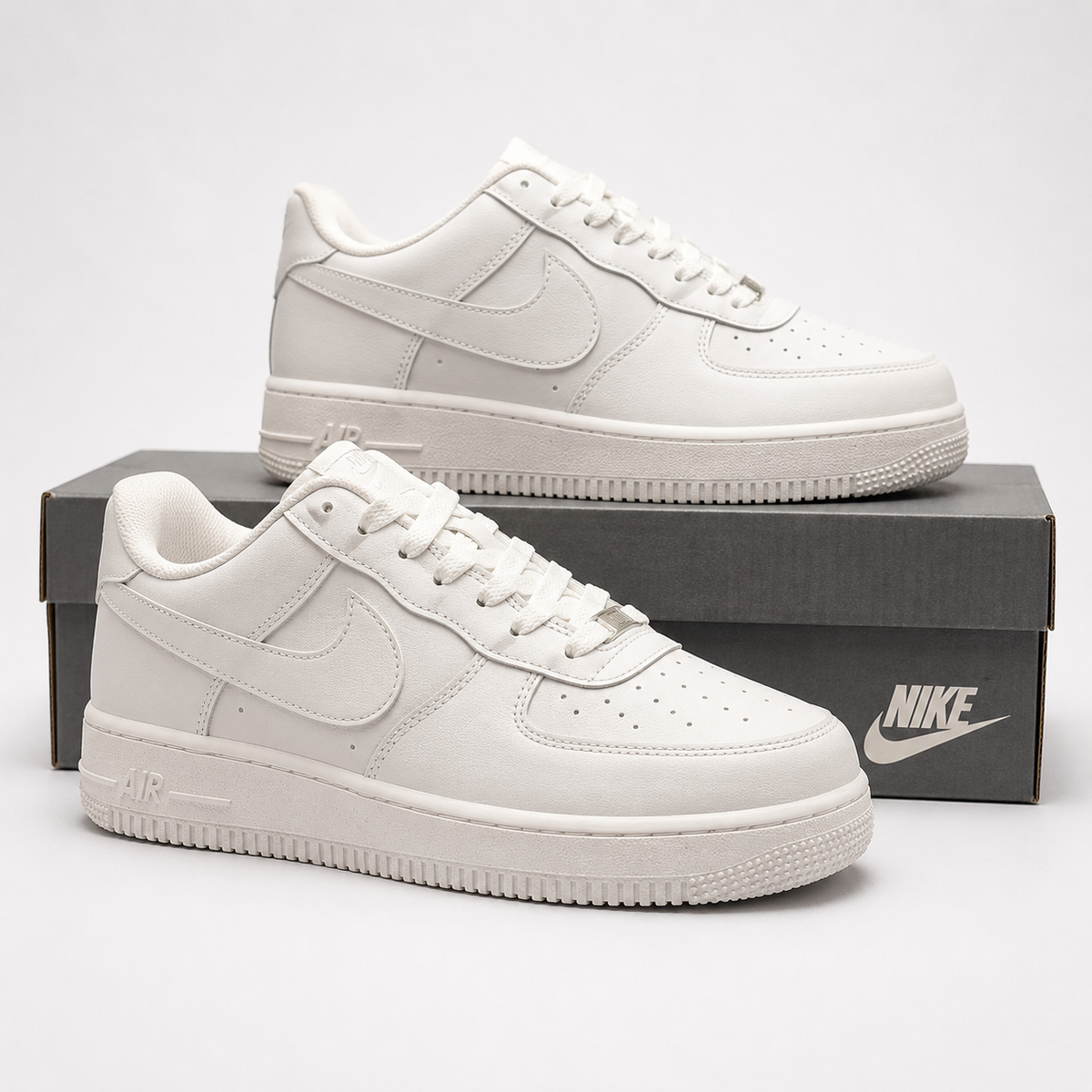 Nike Air Force 1 Low erkek beyaz sneaker, kutulu stüdyo ürün görünümü